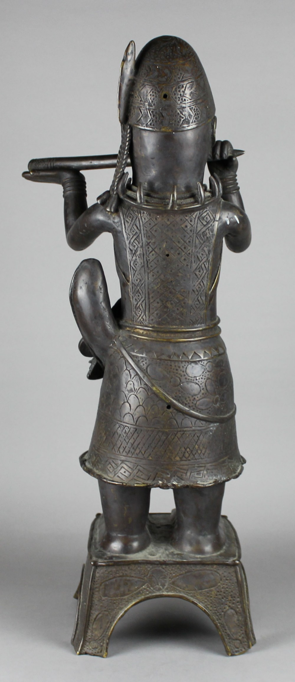 AN 18TH/19TH CENTURY BENIN DARK PATINATED BRONZE FIGURE OF A HORN-BLOWER, probably an altar - Image 5 of 12