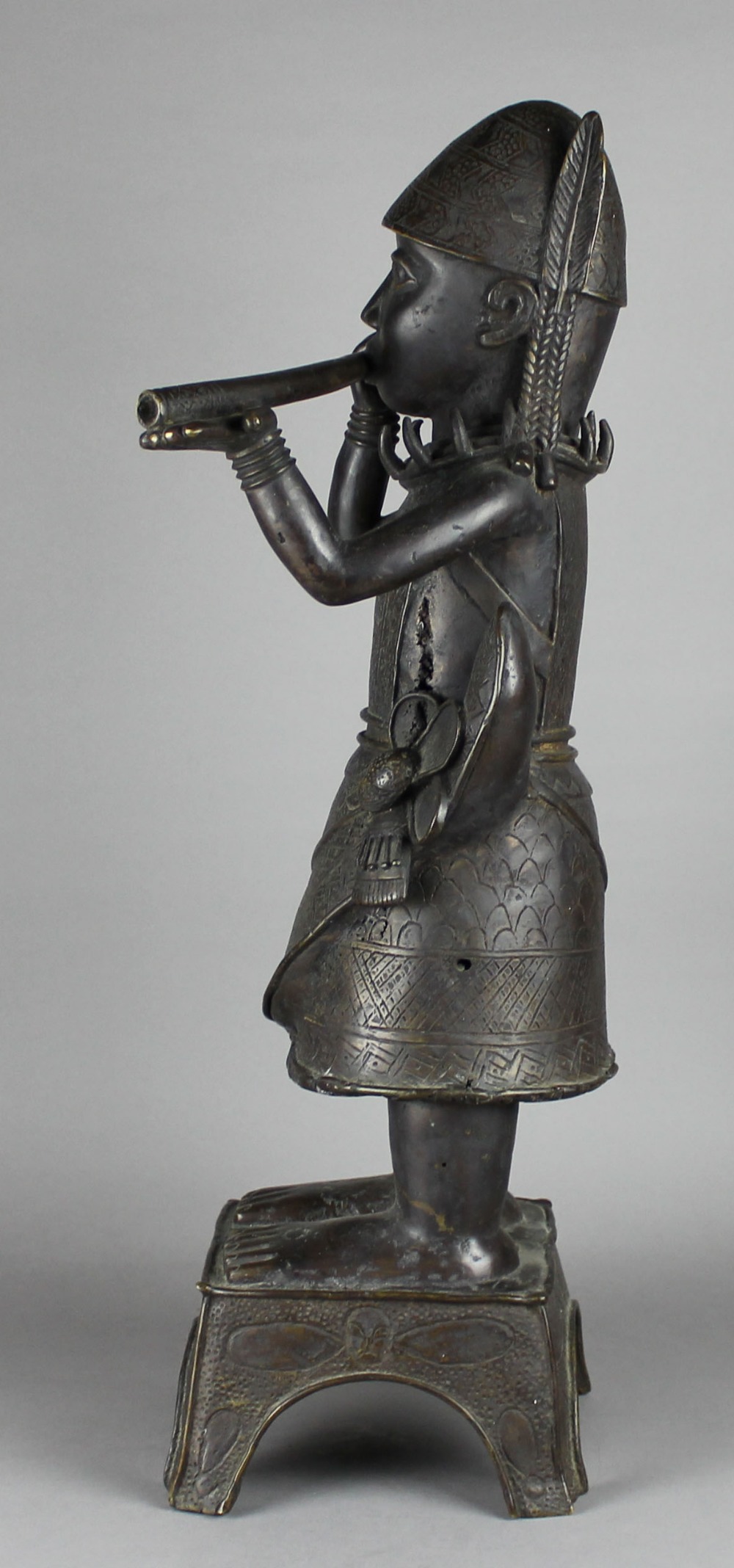 AN 18TH/19TH CENTURY BENIN DARK PATINATED BRONZE FIGURE OF A HORN-BLOWER, probably an altar - Image 8 of 12