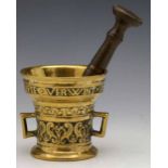 Victorian cast brass mortar and pestle, height 9cm.