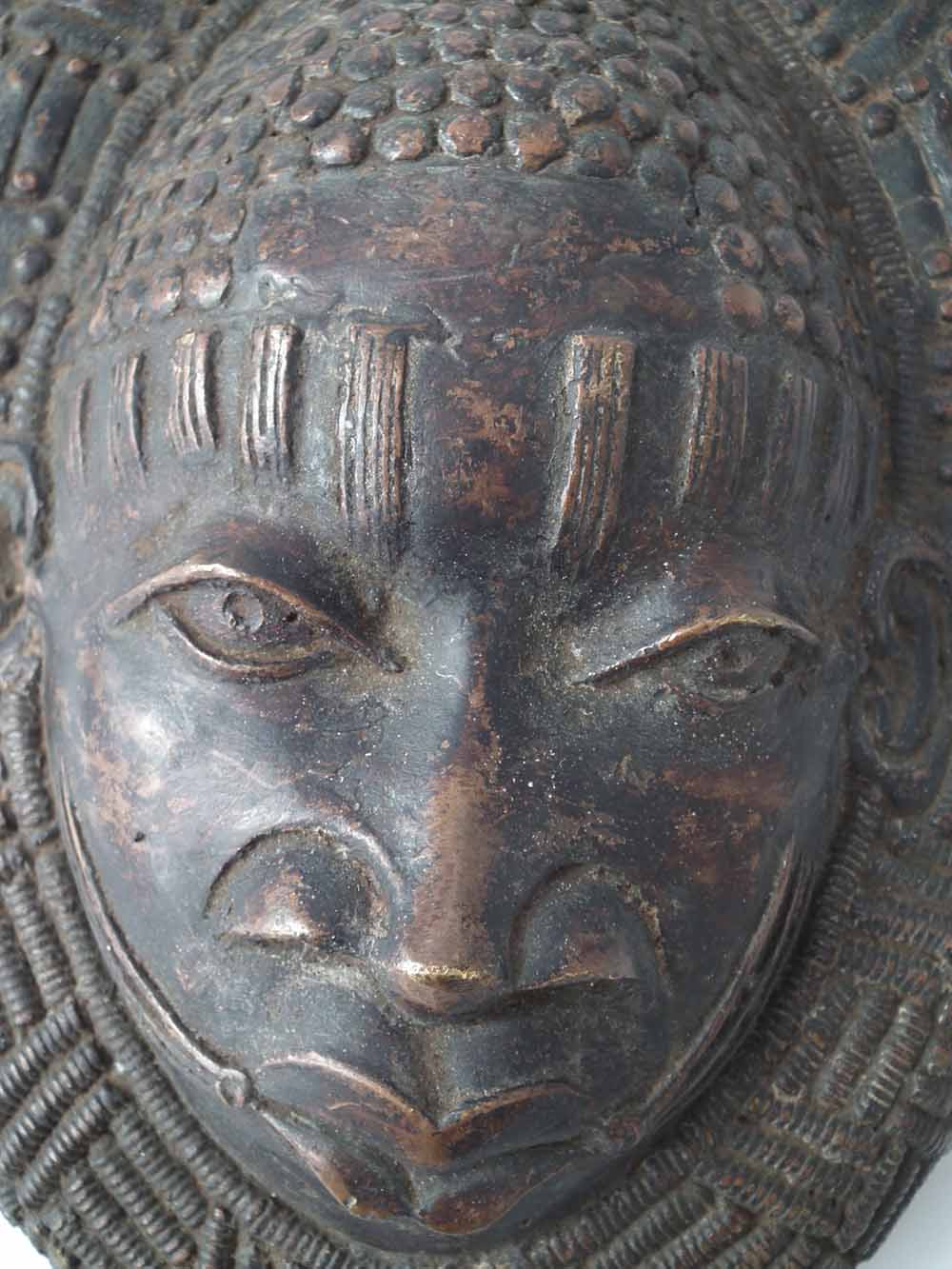 African Benin bronze mask 27cm high - Image 2 of 7