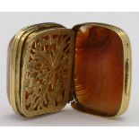 Gold mounted agate vinaigrette, unmarked, the cushion shaped top revealing an open-work floral