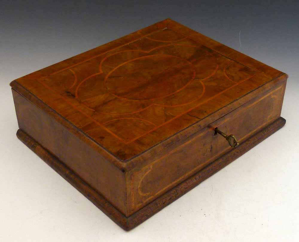Queen Anne lace box, veneered in walnut with boxwood stringing, width 38cm..
 
Condition report: