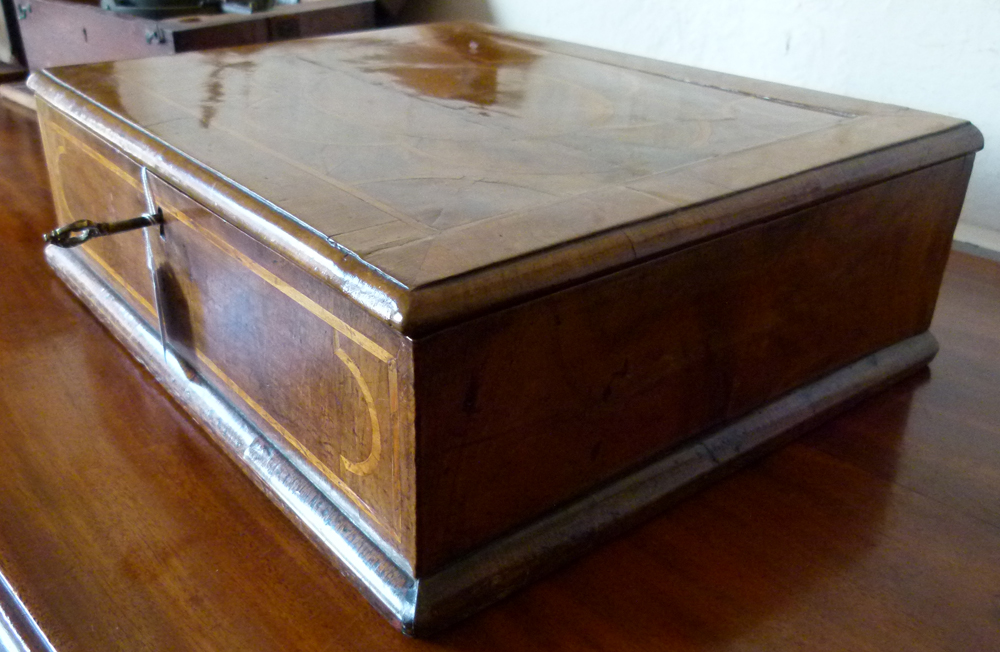 Queen Anne lace box, veneered in walnut with boxwood stringing, width 38cm..
 
Condition report: - Image 4 of 11