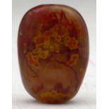 Pebble agate snuff bottle, the pale orange body with red filaments and yellow spots, height 4.5cm.