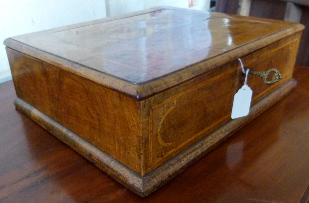 Queen Anne lace box, veneered in walnut with boxwood stringing, width 38cm..
 
Condition report: - Image 3 of 11