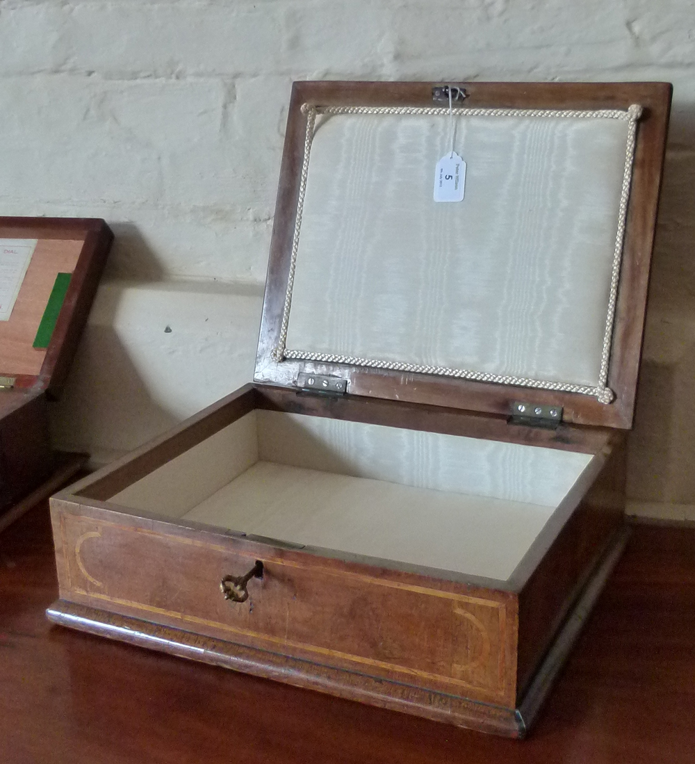 Queen Anne lace box, veneered in walnut with boxwood stringing, width 38cm..
 
Condition report: - Image 10 of 11