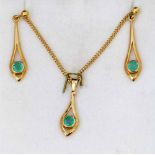 18ct gold and emerald teardrop pendant on a necklace chain and a pair of matching earrings, 10.0g