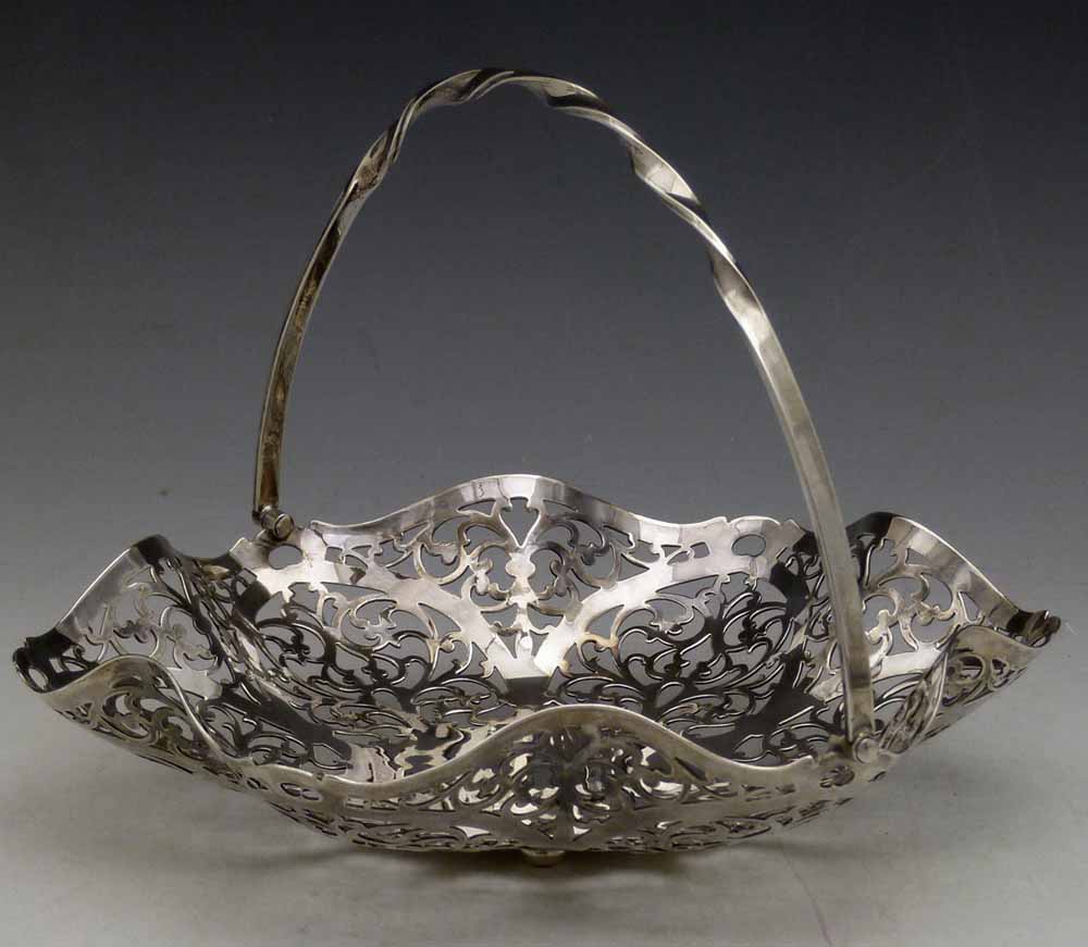 Silver cake basket with pierced and undulating sides, London 1972, diameter 23cm, 11oz 9dwt.