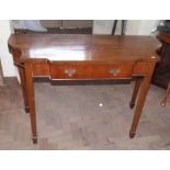 Mahogany side table. Condition report: see terms and conditions