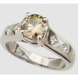 Brandy coloured brilliant diamond, 1.03ct, on diamond shoulders in 18K white gold, ring size L,