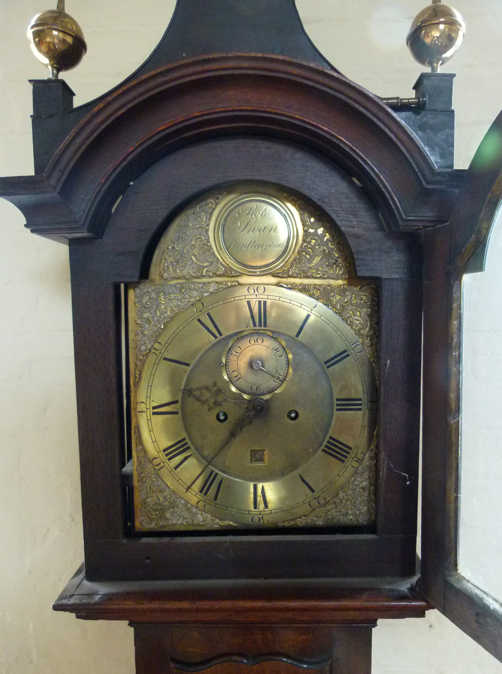 Oak longcased clock, brass break-arch dial signed Robt Swan, Bridlington, in the arch, Roman chapter - Image 3 of 14