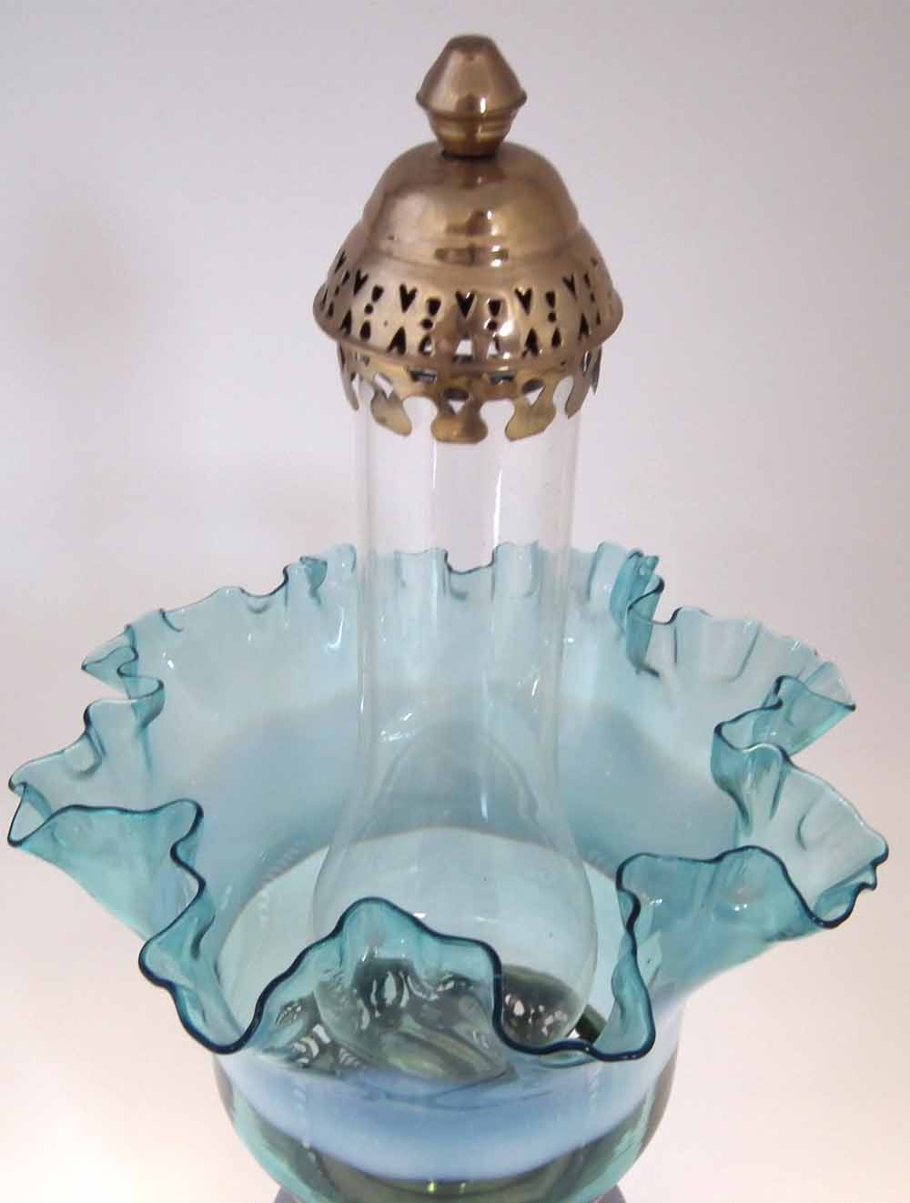 Victorian opaque purple glass oil lamp, with brass Hinks Patent burner, and blue glass shade, 65cm - Image 3 of 4