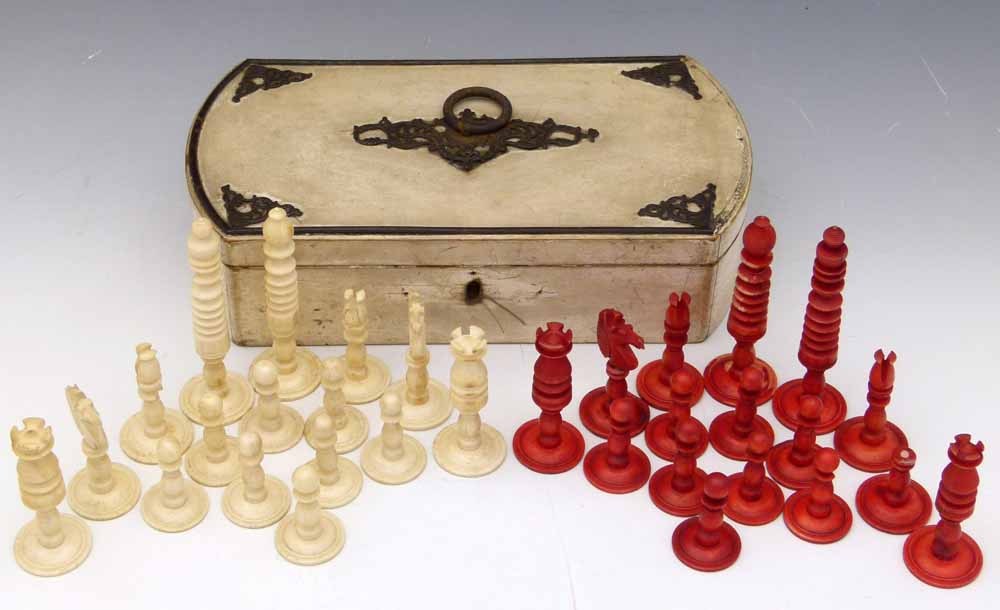 Red and white bone chess set (32 pieces), 19th century, king height 99mm, housed in a white