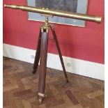 Reproduction brass telescope on tripod. Condition report: see terms and conditions