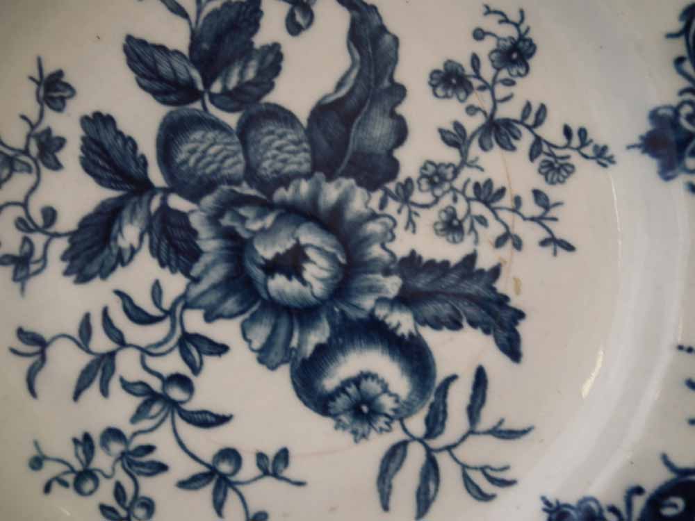 Pair of Worcester plates circa 1770, printed with Pinecone pattern in underglaze blue, crescent - Image 3 of 4