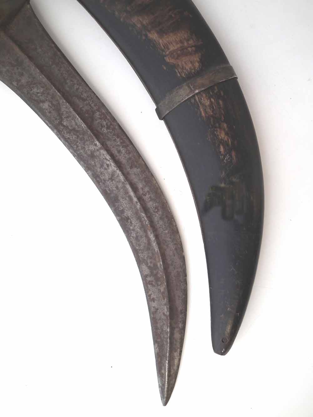 Jambiya, with polished agate grip and white metal mounted horn scabbard, 37cm overall length. - Image 5 of 8