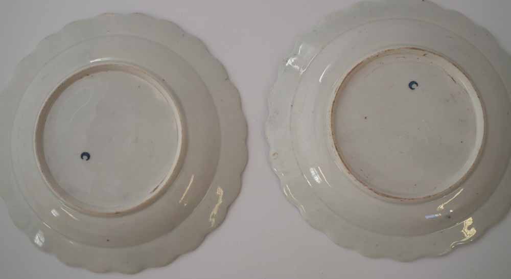 Pair of Worcester plates circa 1770, printed with Pinecone pattern in underglaze blue, crescent - Image 4 of 4