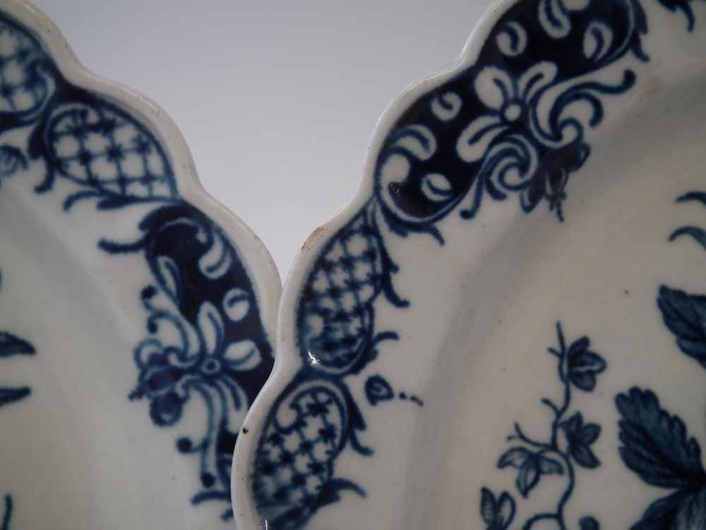 Pair of Worcester plates circa 1770, printed with Pinecone pattern in underglaze blue, crescent - Image 2 of 4