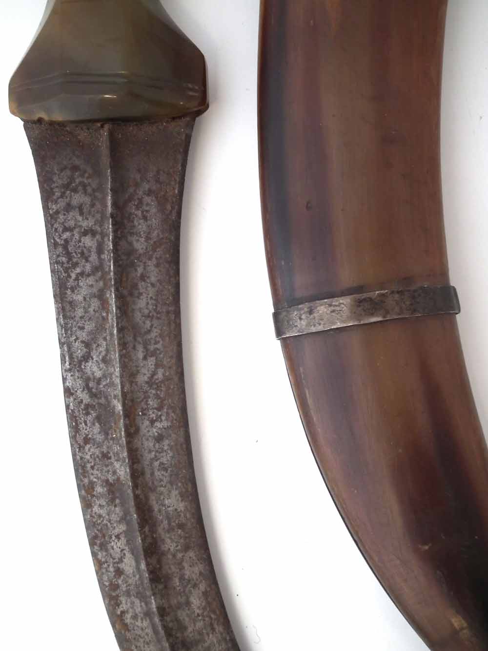 Jambiya, with polished agate grip and white metal mounted horn scabbard, 37cm overall length. - Image 3 of 8