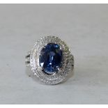 A Modern 14ct White Gold Ladies Cluster Ring set with centre blue sapphire surrounded by small