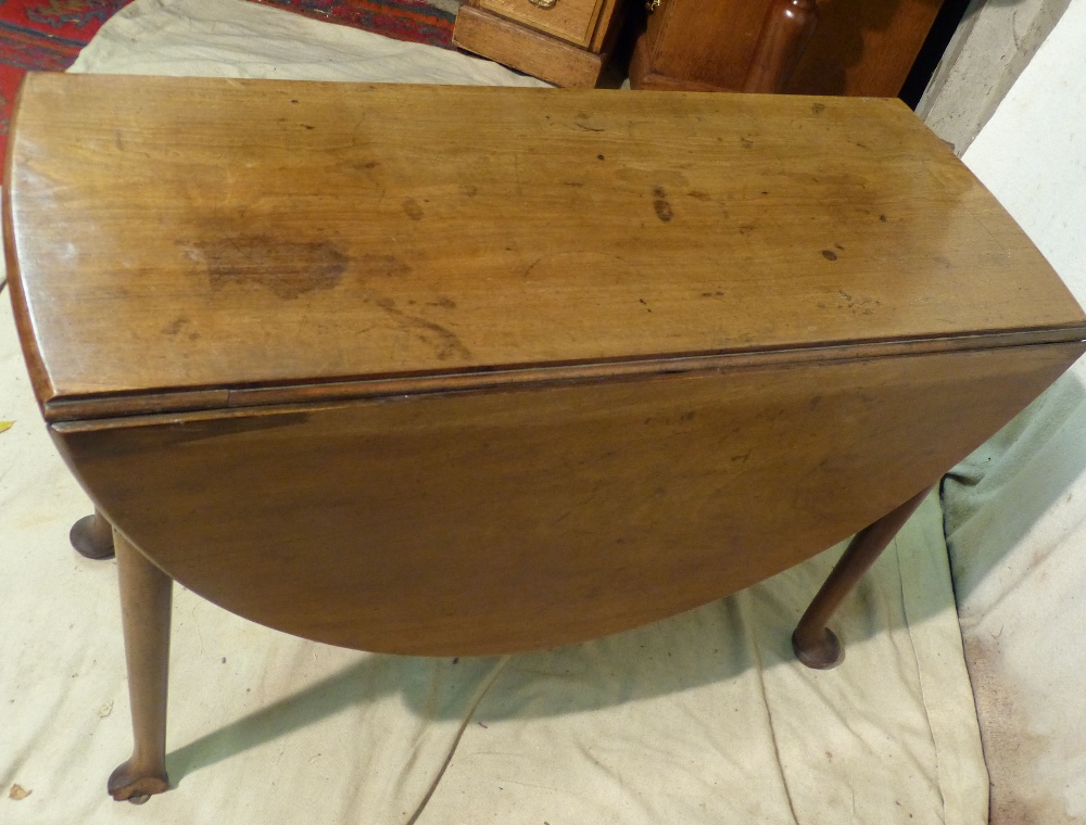 A George III Mahogany Drop Leaf Oval Dining Table on round tapering legs having paw feet (1 foot - Image 2 of 2