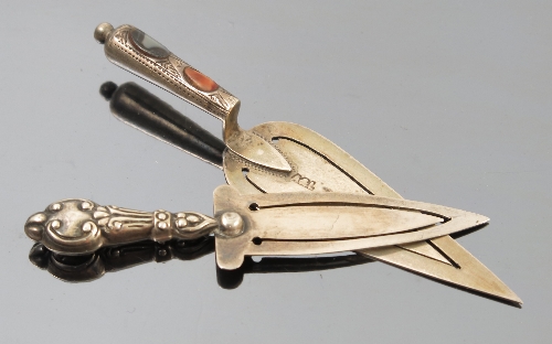 A silver agate set trowel bookmark, by Aide and Lovekin, Birmingham 1889,