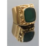 A green agate dress ring, the mount stamped '750', finger size U,