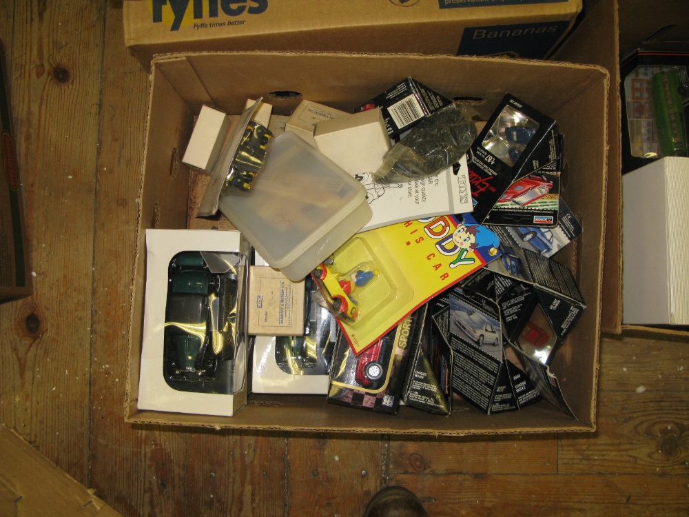 BOX OF DIE CAST, BOX OF PRINTS, BOX OF MODEL DISPLAY CASES, BOX OF COLLECTORS DOLLS AND TWO OTHER - Image 5 of 6
