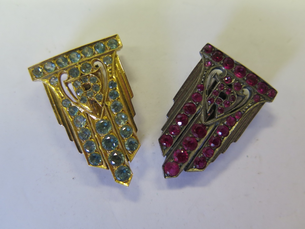 A Pair of Art Deco Collar Clips, one precious yellow metal