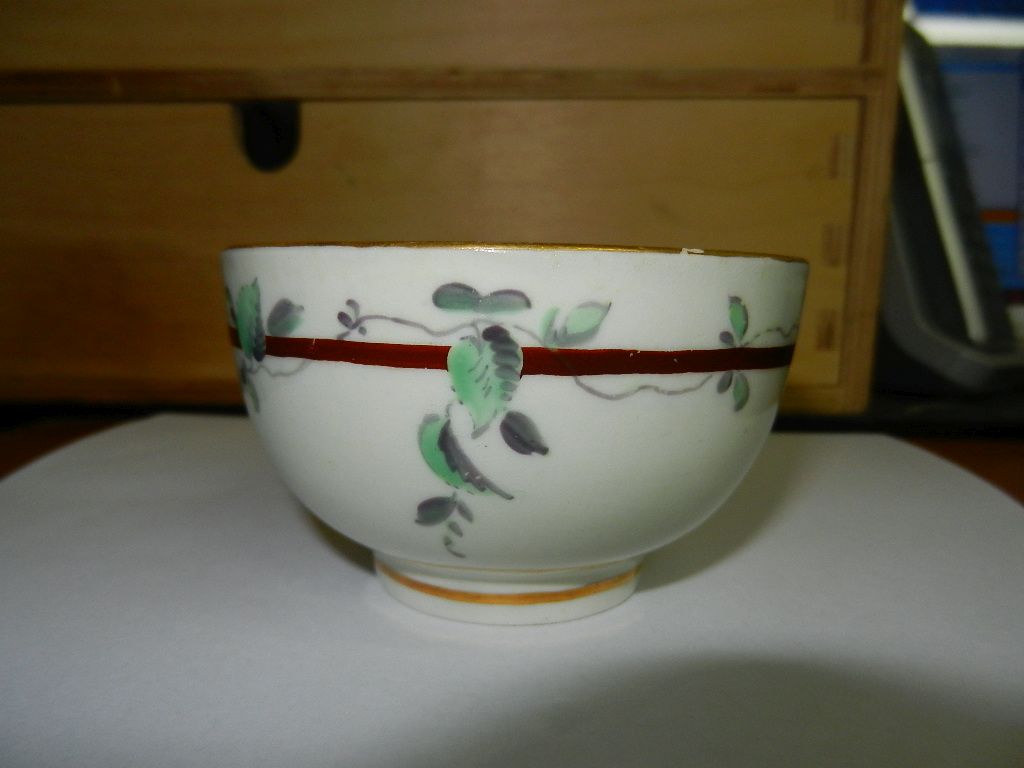 Two Worcester porcelain tea cups and saucers, bearing the Meissen crossed swords mark and the no. - Image 5 of 9