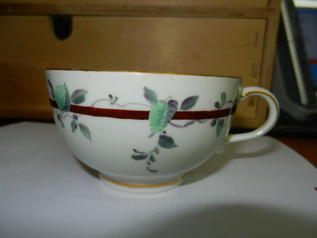 Two Worcester porcelain tea cups and saucers, bearing the Meissen crossed swords mark and the no. - Image 4 of 9