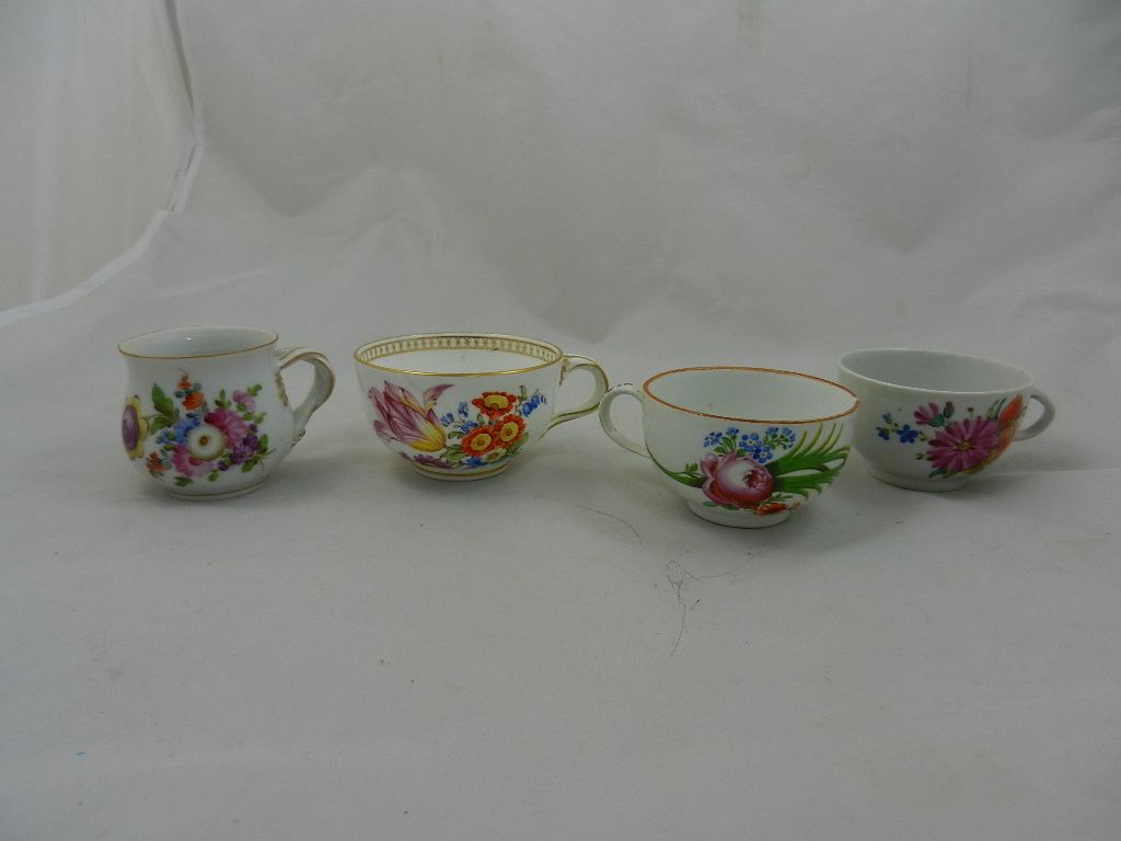 A collection of 18th century and later English porcelain and other teacups, tea bowls and saucers, - Image 8 of 14