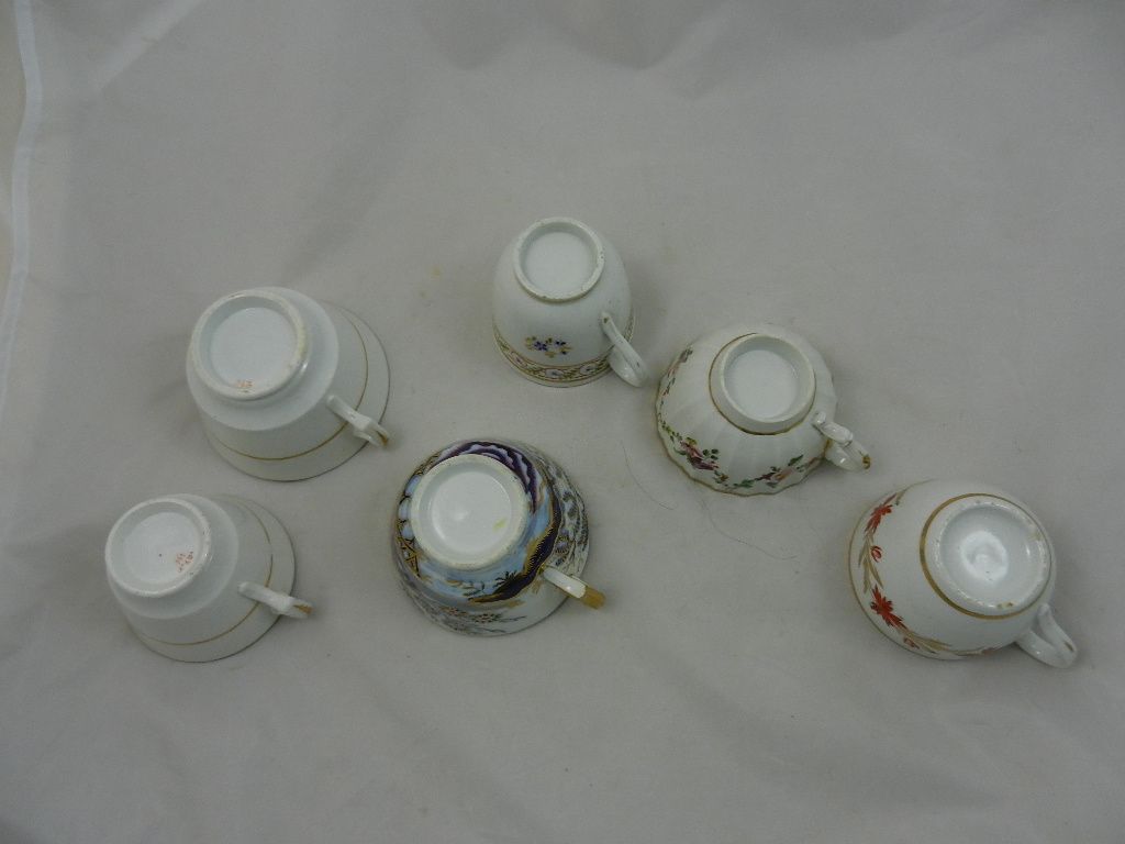 A collection of 18th century and later English porcelain and other teacups, tea bowls and saucers, - Image 11 of 14