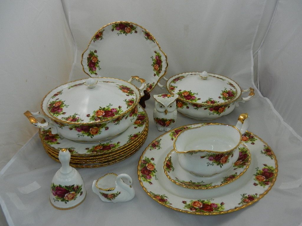 A Royal Albert porcelain 'Old Country Roses' pattern dinner,