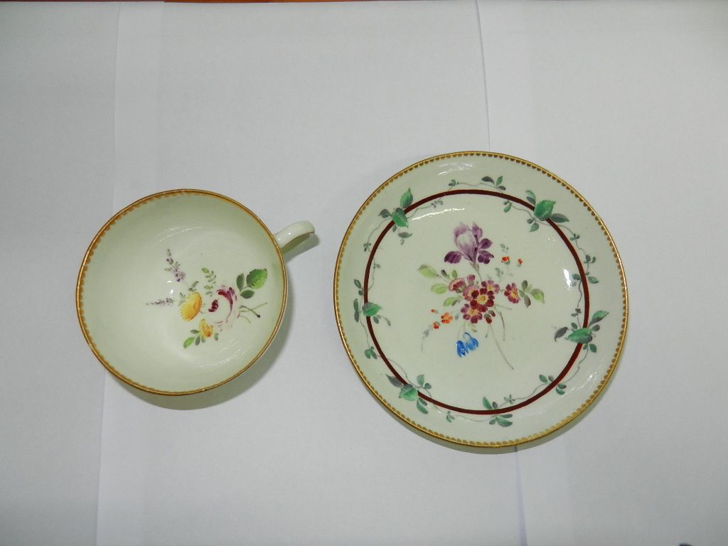 Two Worcester porcelain tea cups and saucers, bearing the Meissen crossed swords mark and the no. - Image 2 of 9