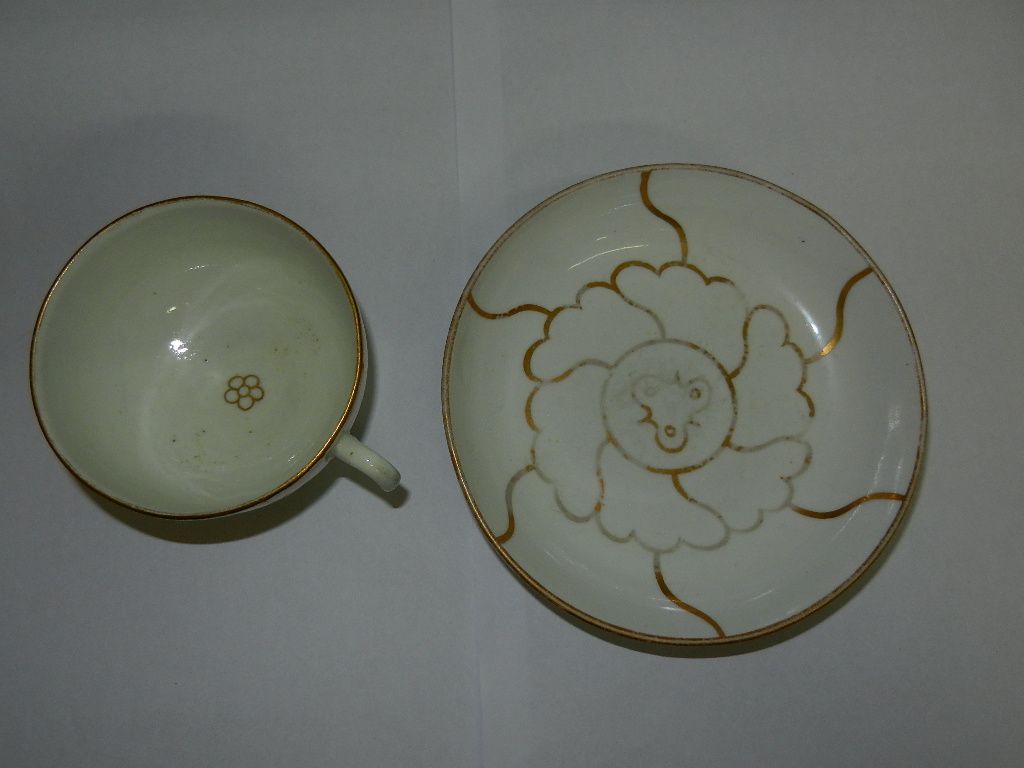 Two Worcester porcelain tea cups and saucers, bearing the Meissen crossed swords mark and the no. - Image 8 of 9