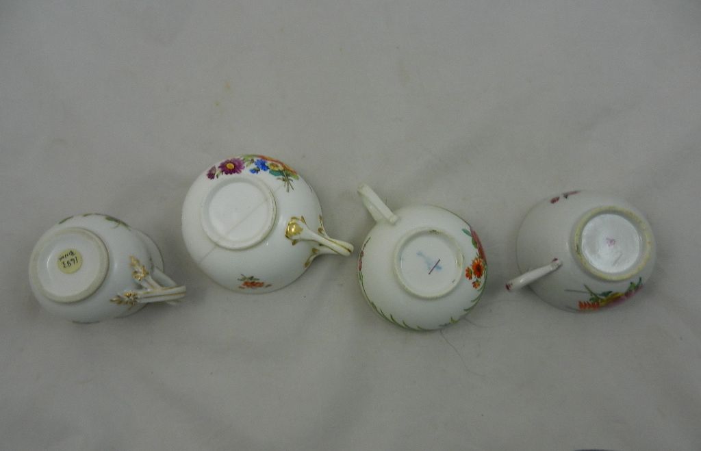 A collection of 18th century and later English porcelain and other teacups, tea bowls and saucers, - Image 9 of 14