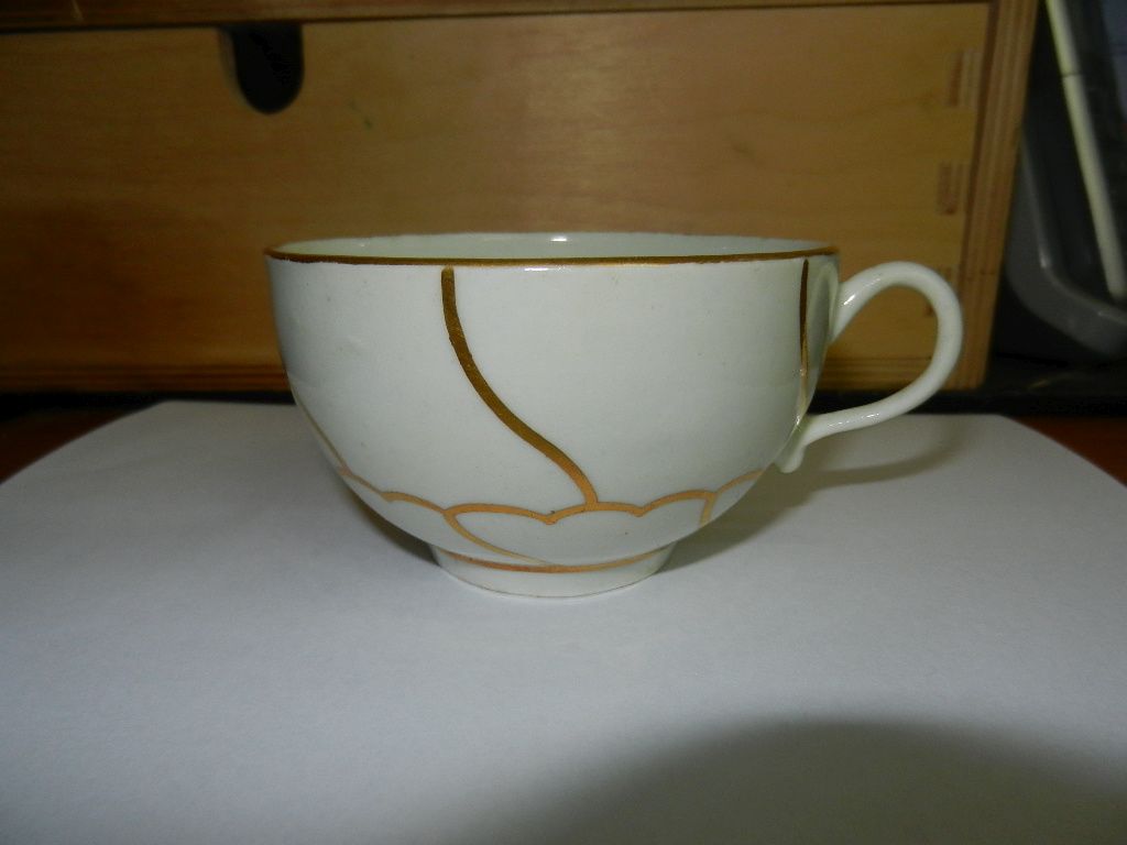 Two Worcester porcelain tea cups and saucers, bearing the Meissen crossed swords mark and the no. - Image 6 of 9