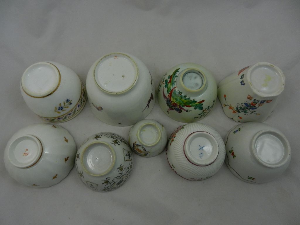 A collection of 18th century and later English porcelain and other teacups, tea bowls and saucers, - Image 5 of 14