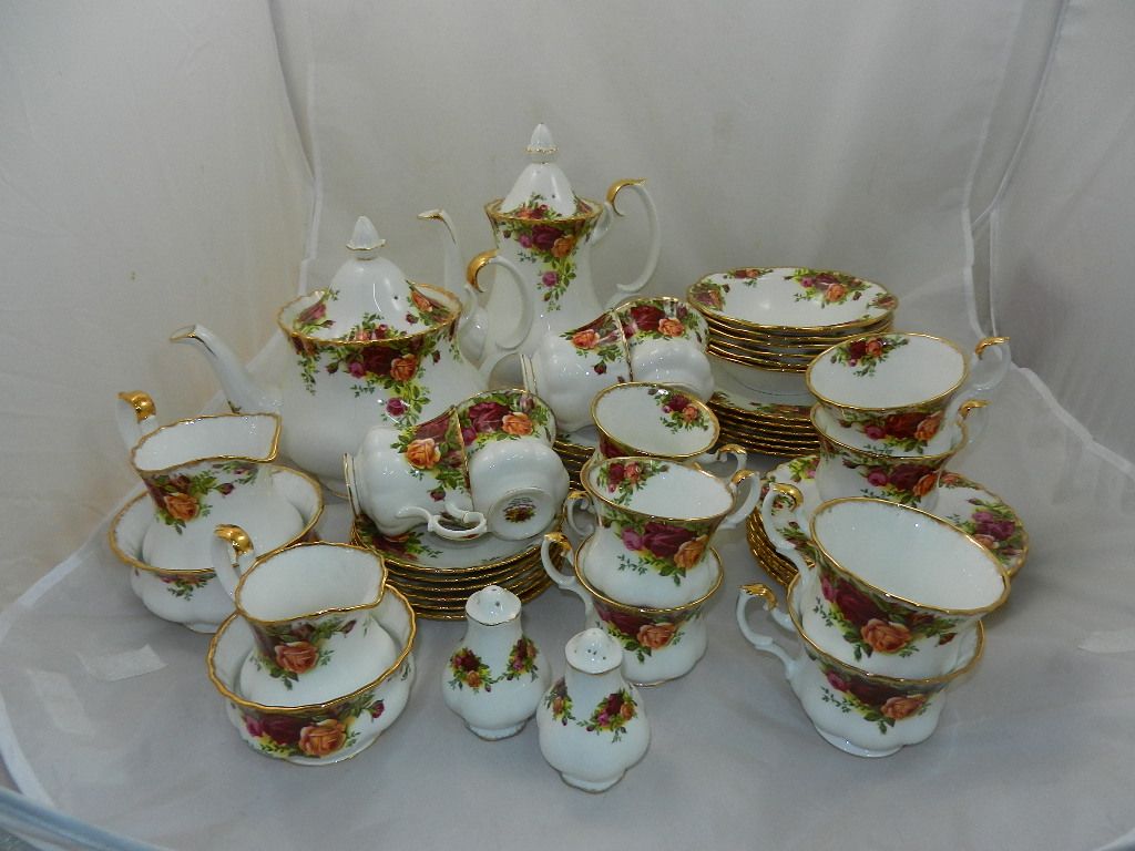 A Royal Albert porcelain 'Old Country Roses' pattern dinner, - Image 2 of 2