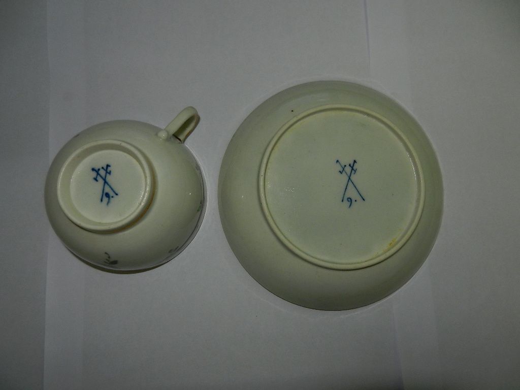 Two Worcester porcelain tea cups and saucers, bearing the Meissen crossed swords mark and the no. - Image 3 of 9