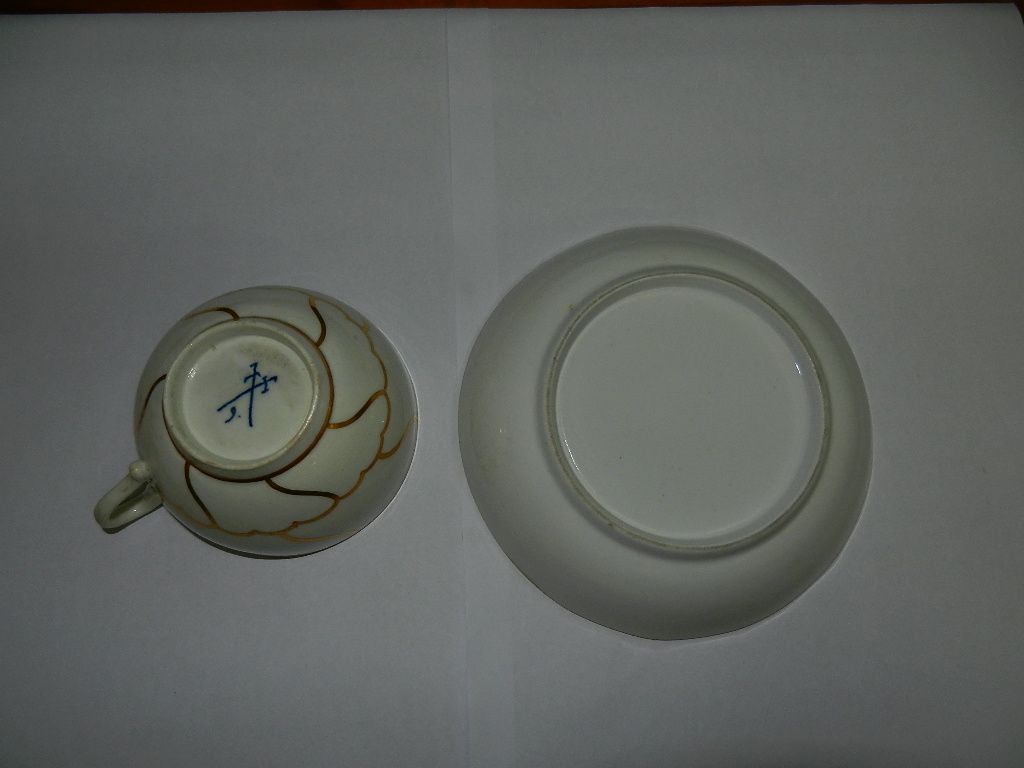 Two Worcester porcelain tea cups and saucers, bearing the Meissen crossed swords mark and the no. - Image 7 of 9