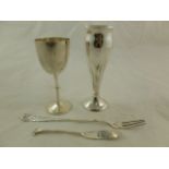 Four small Edwardian silver items comprised of a posy vase London 1907, 13.