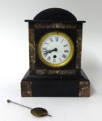 Late Victorian mantle clock with slate and marble case, 28cm high