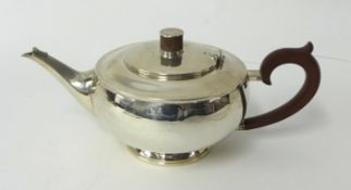 George V silver tea pot circa 1937 with wooden handle, 469g