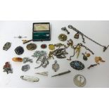 Various jewellery brooches, pair 9ct gold cufflinks etc