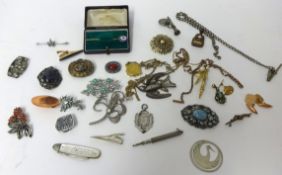 Various jewellery brooches, pair 9ct gold cufflinks etc