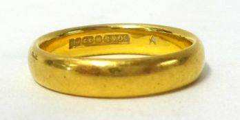 22ct gold wedding band, size P, approximately 7g