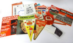 A collection of Manchester United memorabilia and assorted football programmes t/w two football card