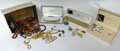 Collection of costume jewellery including brooches etc